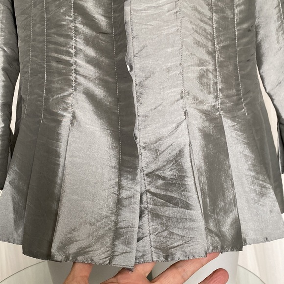 Vintage “Piano” metallic silver button down, 3/4 length sleeves, fitted, pleats - Picture 5 of 14